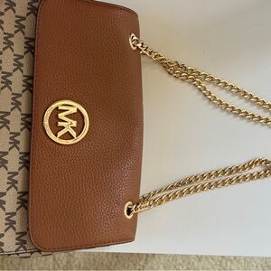 Michael kors crossbody hand bag
